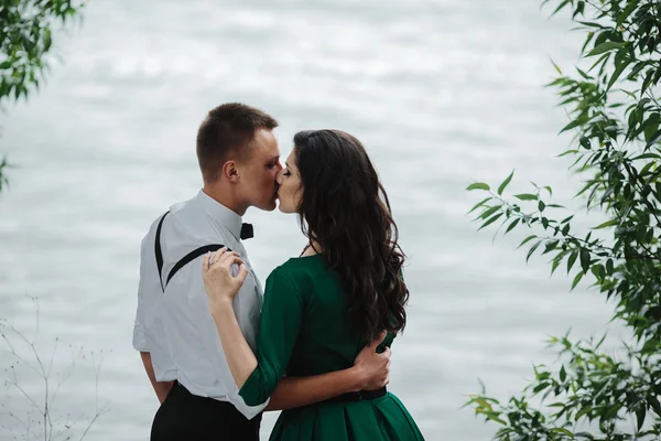 Homme et femme au bord du lac — Photo