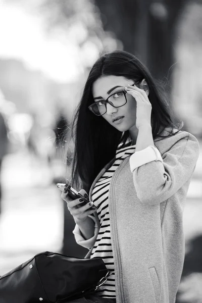 Modelo en el centro de la ciudad con teléfono — Foto de Stock