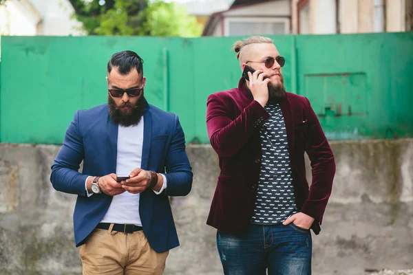 Bärtiger Geschäftsmann schaut aufs Telefon — Stockfoto