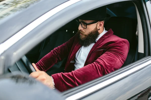 Hombre con barba conduciendo un coche —  Fotos de Stock