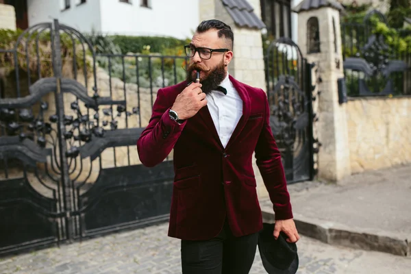 Hombre rico en una chaqueta cerca de su casa —  Fotos de Stock