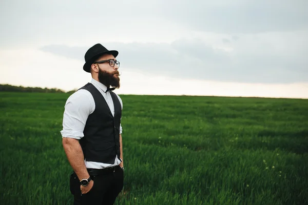 Hombre con barba caminando por el campo —  Fotos de Stock