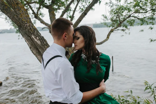Man och kvinna vid sjön — Stockfoto