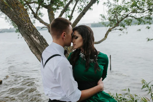 Man en vrouw aan het meer — Stockfoto