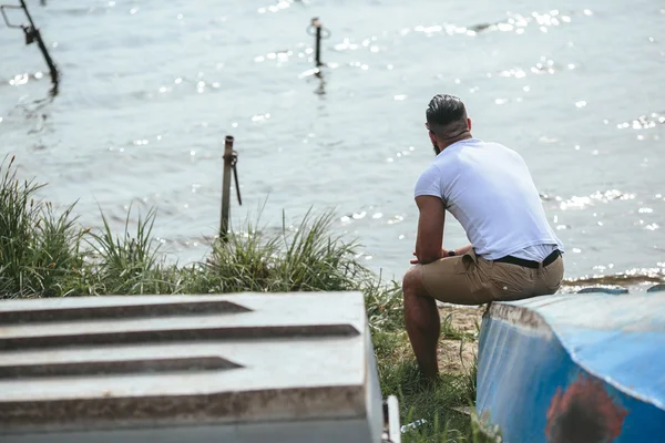 Amerykański brodaty mężczyzna przy użyciu telefonu w pobliżu rzeki — Zdjęcie stockowe