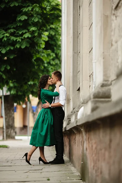 길에서 포즈를 취하고 있는 유럽의 아름다운 부부 — 스톡 사진