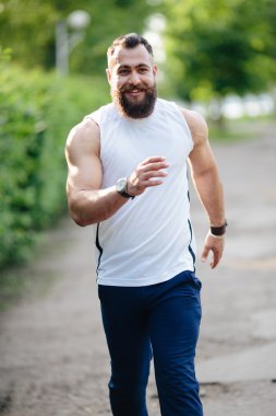 sakallı adam çalışır