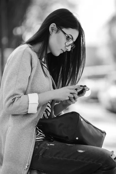 Modell mitten in der Stadt mit Telefon — Stockfoto