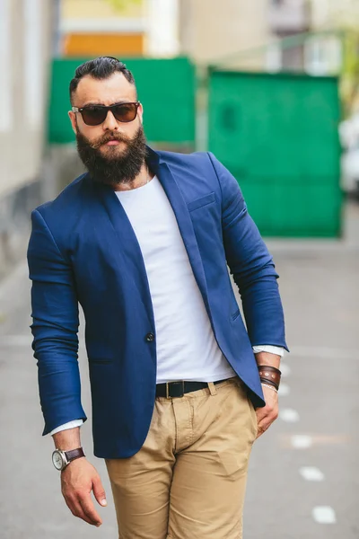 Stylish bearded man walks through the city — Stock Photo, Image