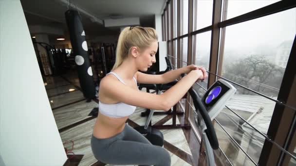 Chica haciendo ejercicio — Vídeos de Stock