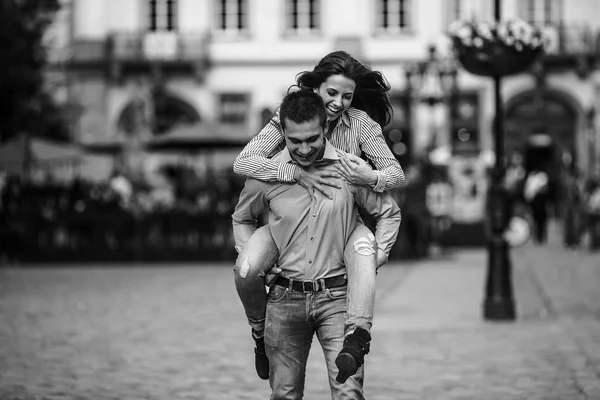 Casal na cidade — Fotografia de Stock