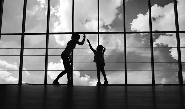 Silueta de madre e hija en el gimnasio — Foto de Stock