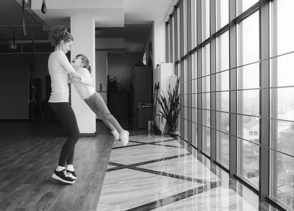 Ibu memutar putrinya di gym — Stok Foto