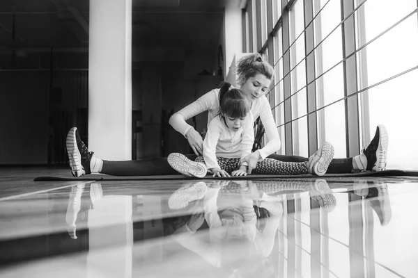 Ibu dan anak membuat yoga di gym — Stok Foto