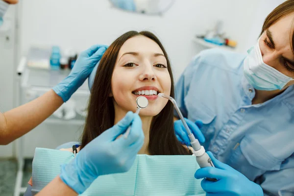 Inspectie tanden het meisje — Stockfoto