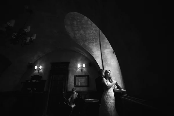 The bride and groom in a cozy house — Stock Photo, Image