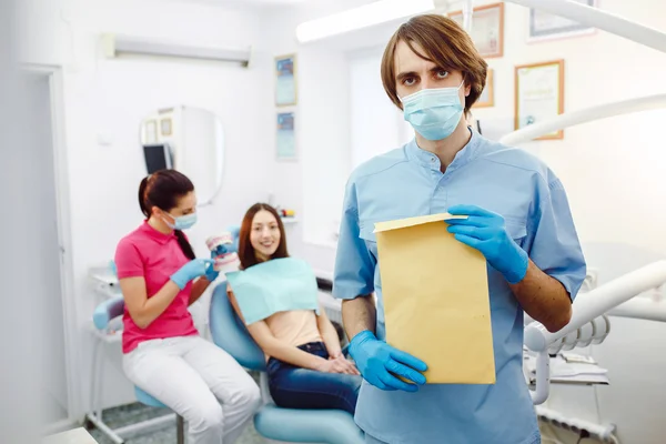 Dentista com documentos em mãos — Fotografia de Stock