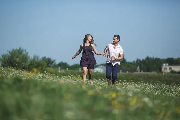 Paar läuft auf Feld und hat Spaß — Stockfoto