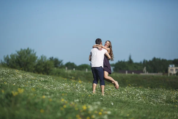 Pár, běží v oboru a bavte se — Stock fotografie