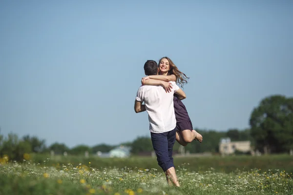 Paar läuft auf Feld und hat Spaß — Stockfoto