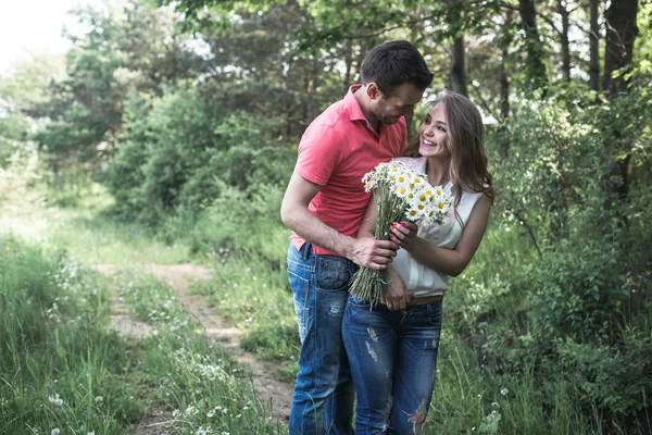 Söt par i en skog — Stockfoto