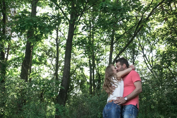 Casal bonito em uma floresta — Fotografia de Stock