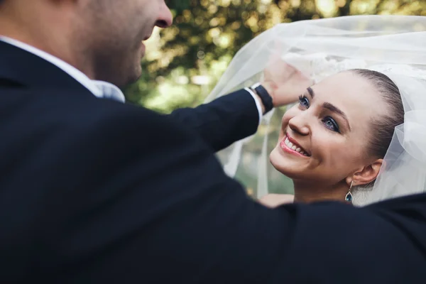 Braut und Bräutigam posieren gemeinsam vor der Kamera — Stockfoto