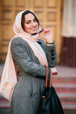 arka bina poz paltolu kız