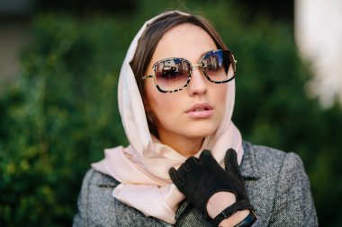 Parktaki bankta oturan kız.