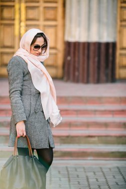 arka bina poz paltolu kız