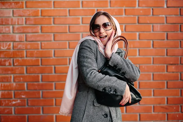 Chica en un abrigo en la calle —  Fotos de Stock