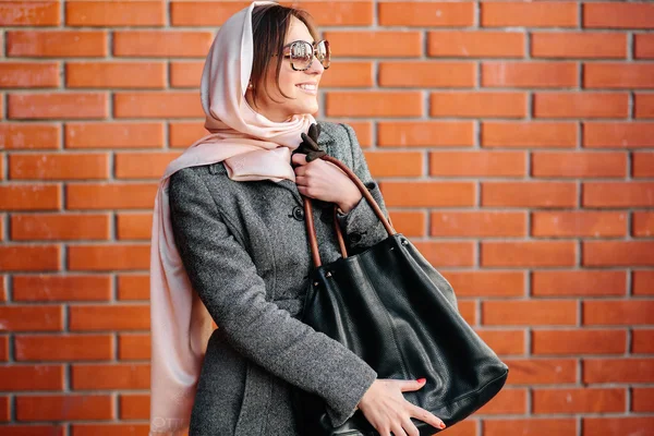 Chica en un abrigo en la calle —  Fotos de Stock