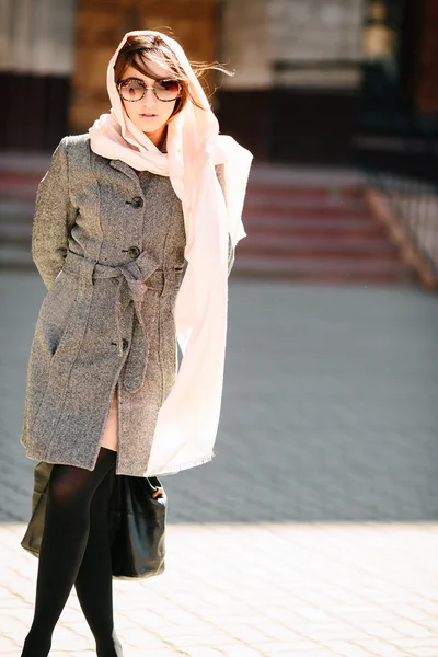 Ragazza in un cappotto per strada — Foto Stock