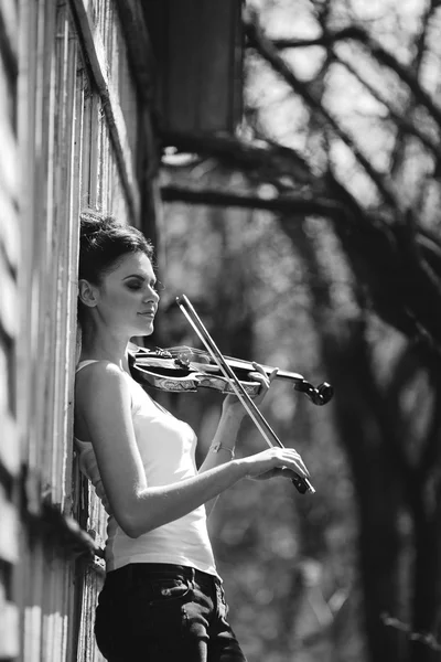 Krásná dívka s houslemi v rukou — Stock fotografie