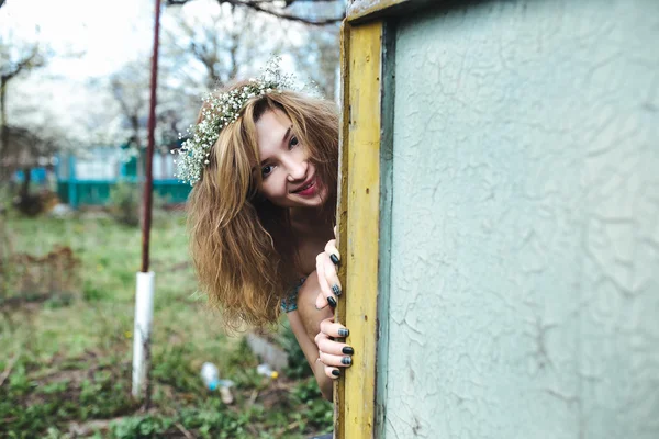 Menina bonita espionando alguém — Fotografia de Stock