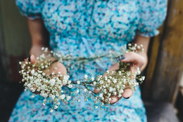 Girl holds head wreath in hands — Stock Photo, Image