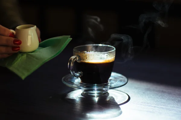 Koffie met crème op tafel — Stockfoto