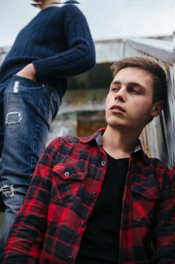 terk edilmiş bir binada tribünde iki adam