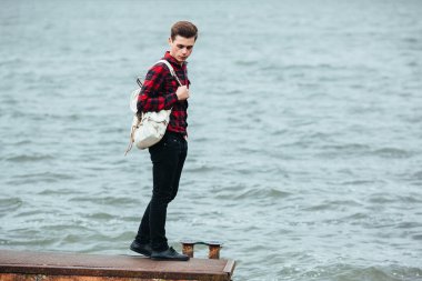 bir iskelede duran adam
