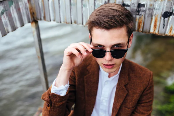 Hombre con gafas de sol posando en el muelle —  Fotos de Stock