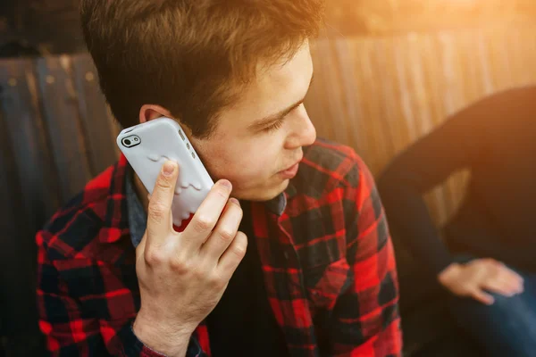 Uomo che parla su smartphone — Foto Stock