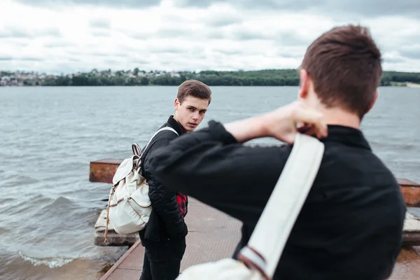 Dos chicos jóvenes de pie en un muelle — Foto de Stock