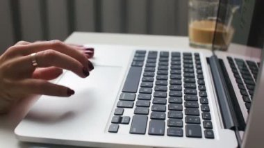 bir dizüstü bilgisayar ile çalışmak