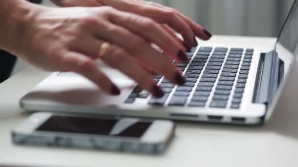 Trabalhar com rolagem de laptop e digitação no teclado — Vídeo de Stock