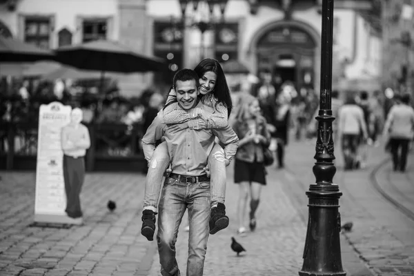 Pareja en la ciudad —  Fotos de Stock