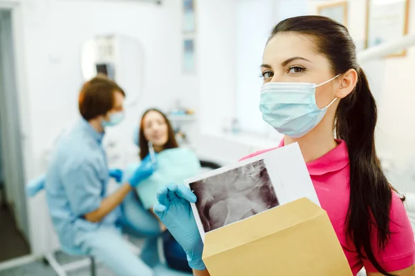 Dentista con rayos X en las manos de —  Fotos de Stock