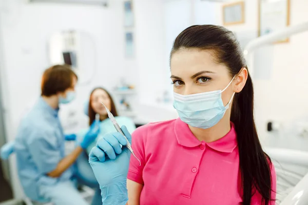Dentist with X-rays in the hands of — Stock Photo, Image