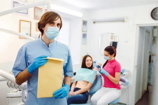 Dentist with documents in hands — Stock Photo, Image