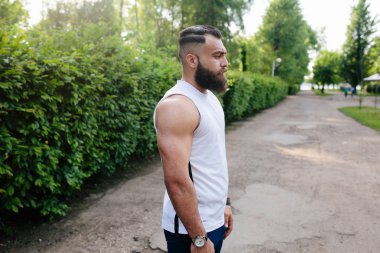 sakallı adam trenler