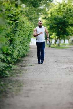 sakallı adam çalışır